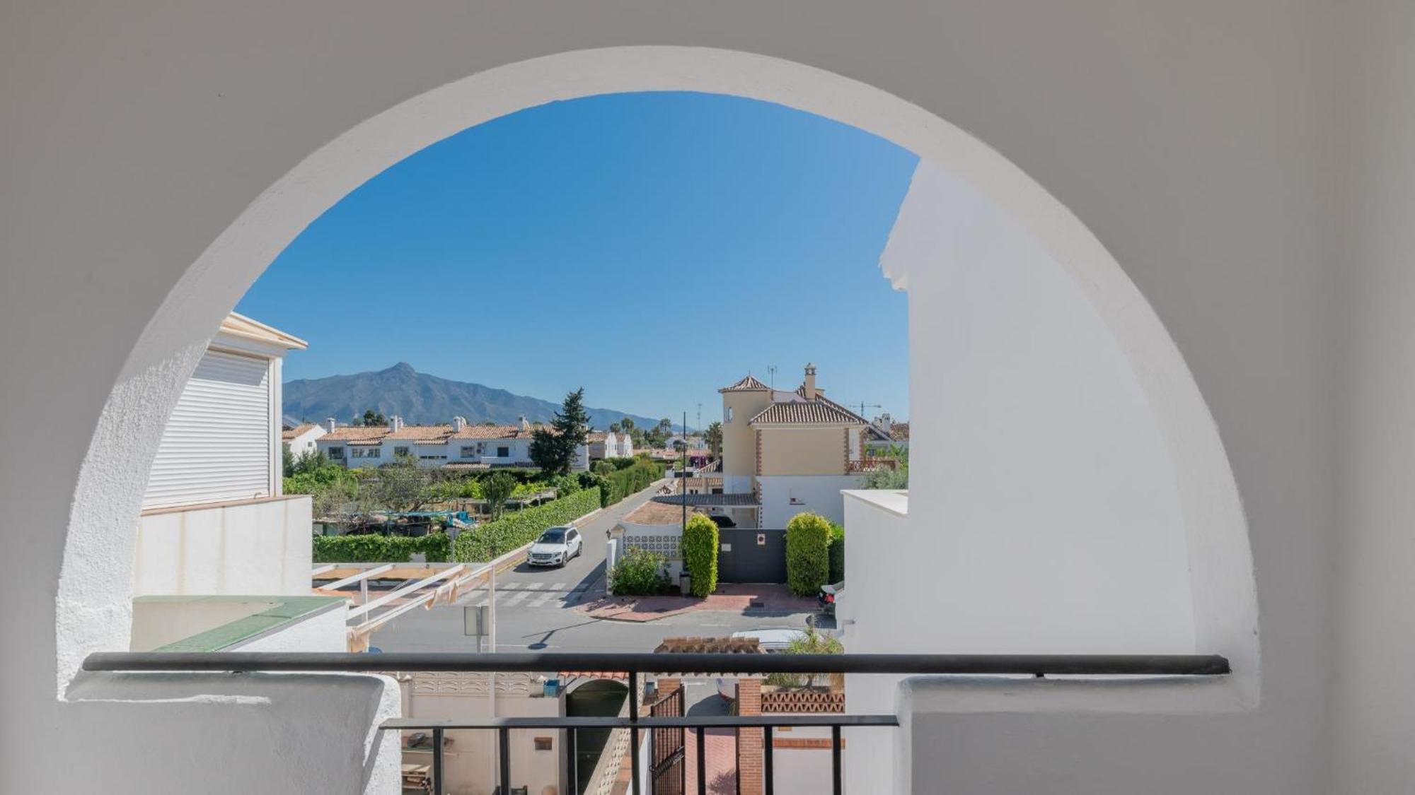 Angeles Front